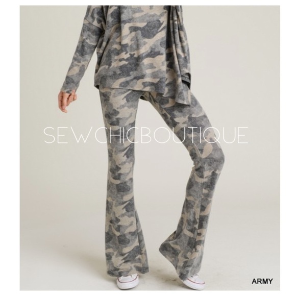 Ultra Soft Camouflage Flared Leggings - Picture 2 of 4